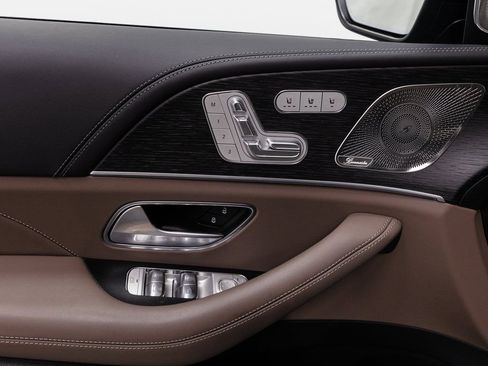 Used 2025 Mercedes-Benz GLS 580 4MATIC image 6