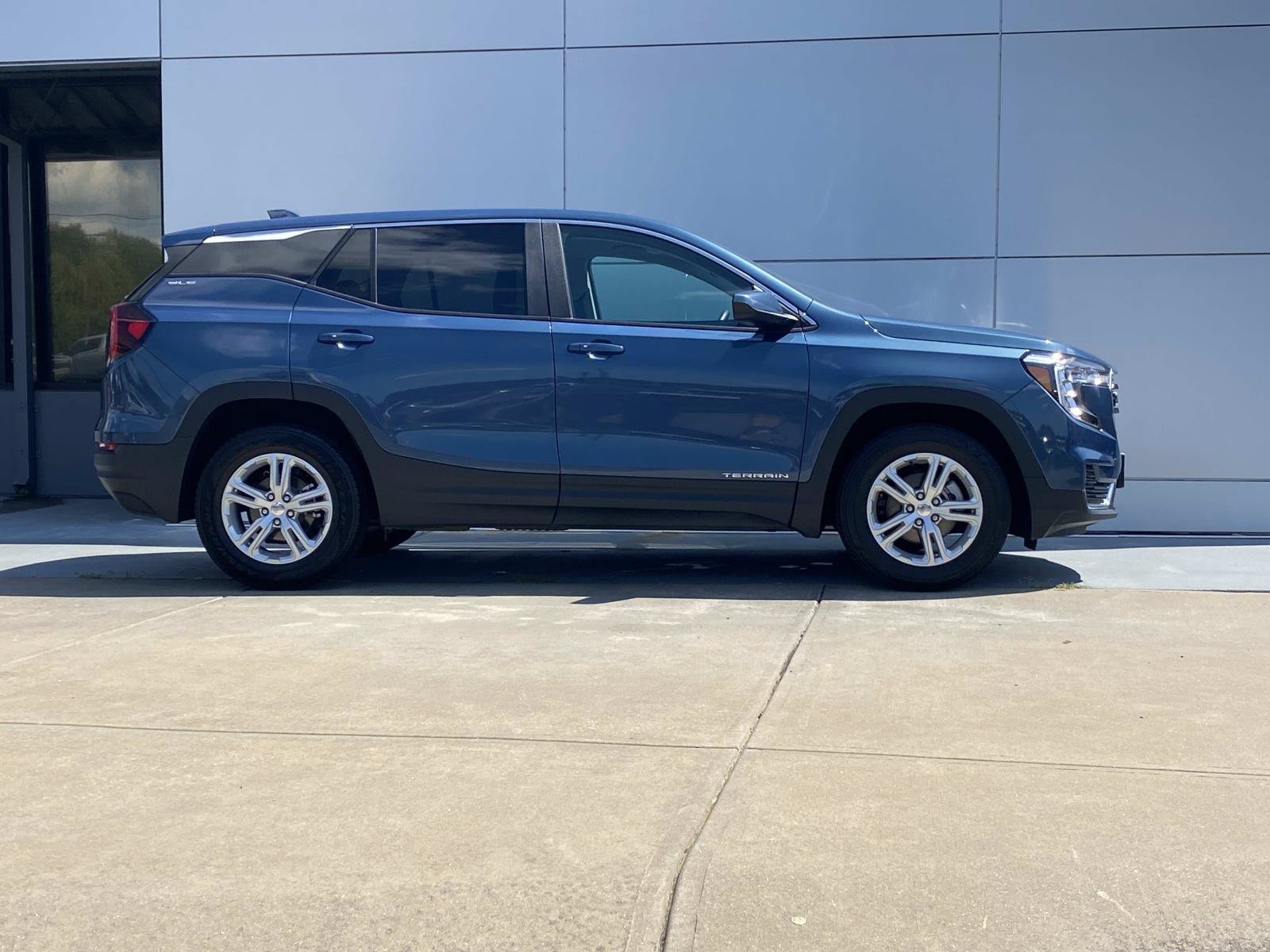 Used 2024 GMC Terrain SLE AWD/4WD image 3