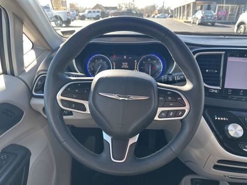 Used 2023 Chrysler Pacifica Touring-L image 22