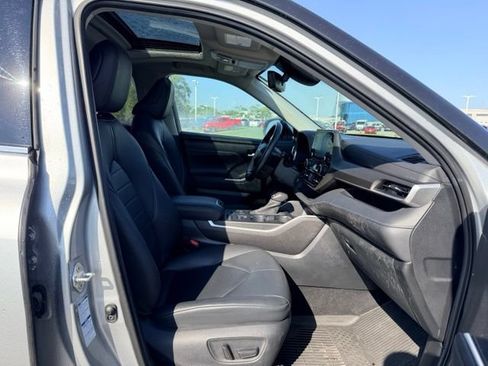 Used 2020 Toyota Highlander XLE AWD/4WD image 11