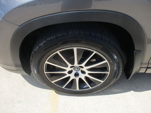 Used 2017 Toyota Highlander SE w/ Carpet Mat Package AWD/4WD image 3