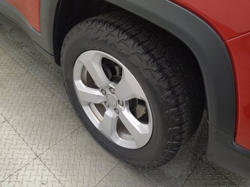 Used 2018 Jeep Compass Latitude w/ Cold Weather Group FWD image 31