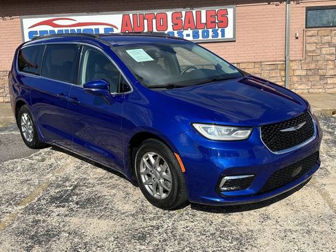 Used 2021 Chrysler Pacifica Touring FWD image 2