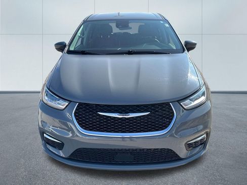 Used 2023 Chrysler Pacifica Touring-L image 10