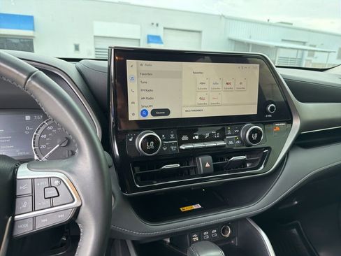 Used 2023 Toyota Highlander XLE image 4