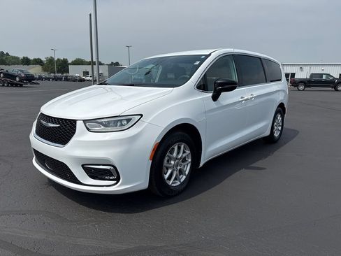 Used 2024 Chrysler Pacifica Touring-L FWD image 4