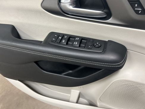 Used 2024 Chrysler Pacifica Touring-L image 23