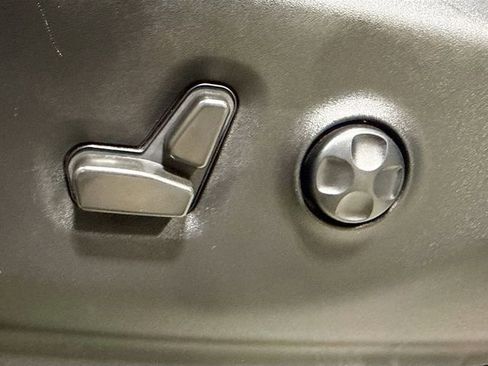 Used 2022 Chrysler Voyager LX FWD image 20