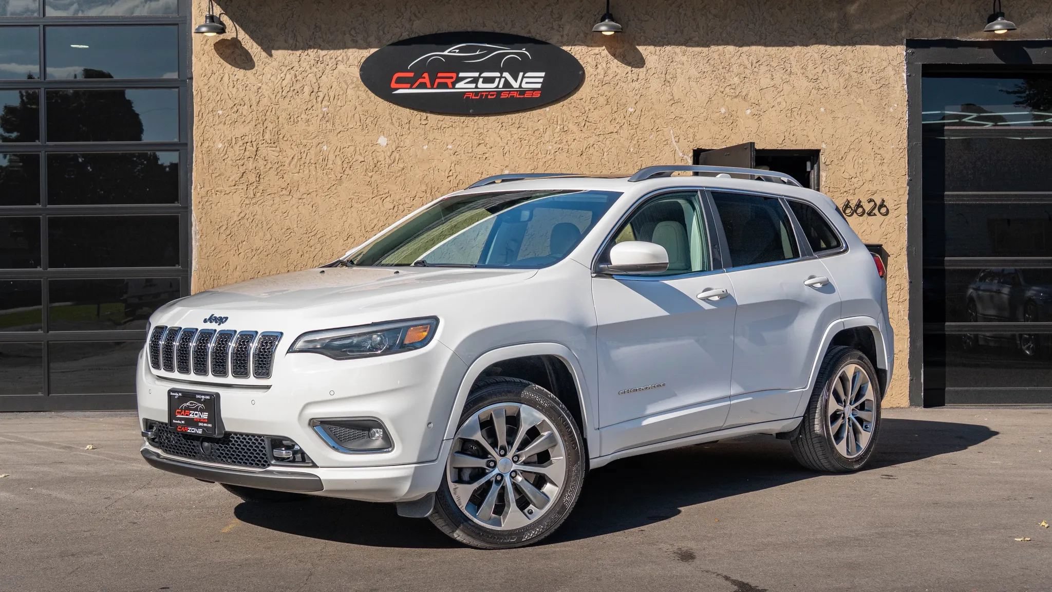 Used 2019 Jeep Cherokee Overland w/ Technology Group AWD/4WD image 9
