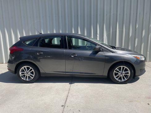 Used 2018 Ford Focus SE FWD image 2