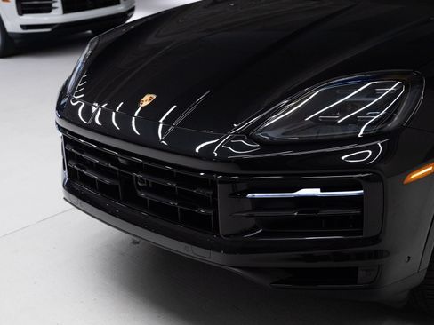 Certified 2026 Porsche Cayenne AWD/4WD image 32