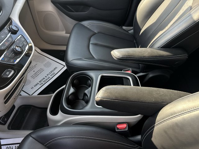 Used 2023 Chrysler Pacifica Touring-L FWD image 21