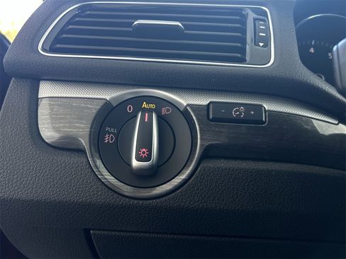 Used 2018 Volkswagen Passat 2.0T SE image 14