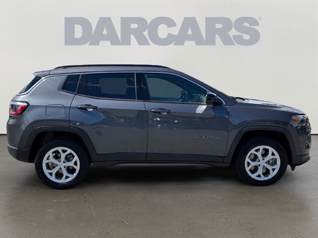 Used 2024 Jeep Compass Latitude AWD/4WD image 8