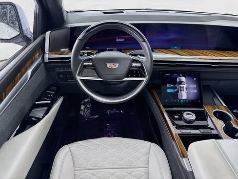 Used 2026 Cadillac Escalade ESV Platinum Sport w/ LPO, Floor Liner Package AWD/4WD image 24