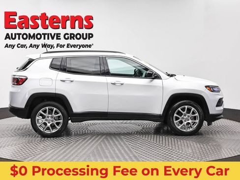 Used 2022 Jeep Compass Latitude AWD/4WD image 4