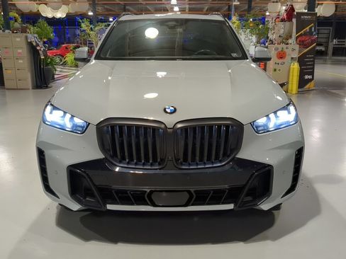 Used 2024 BMW X5 xDrive40i w/ M Sport Package AWD/4WD image 3