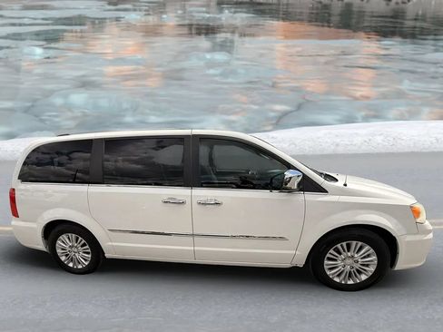 Used 2012 Chrysler Town & Country Limited FWD image 2