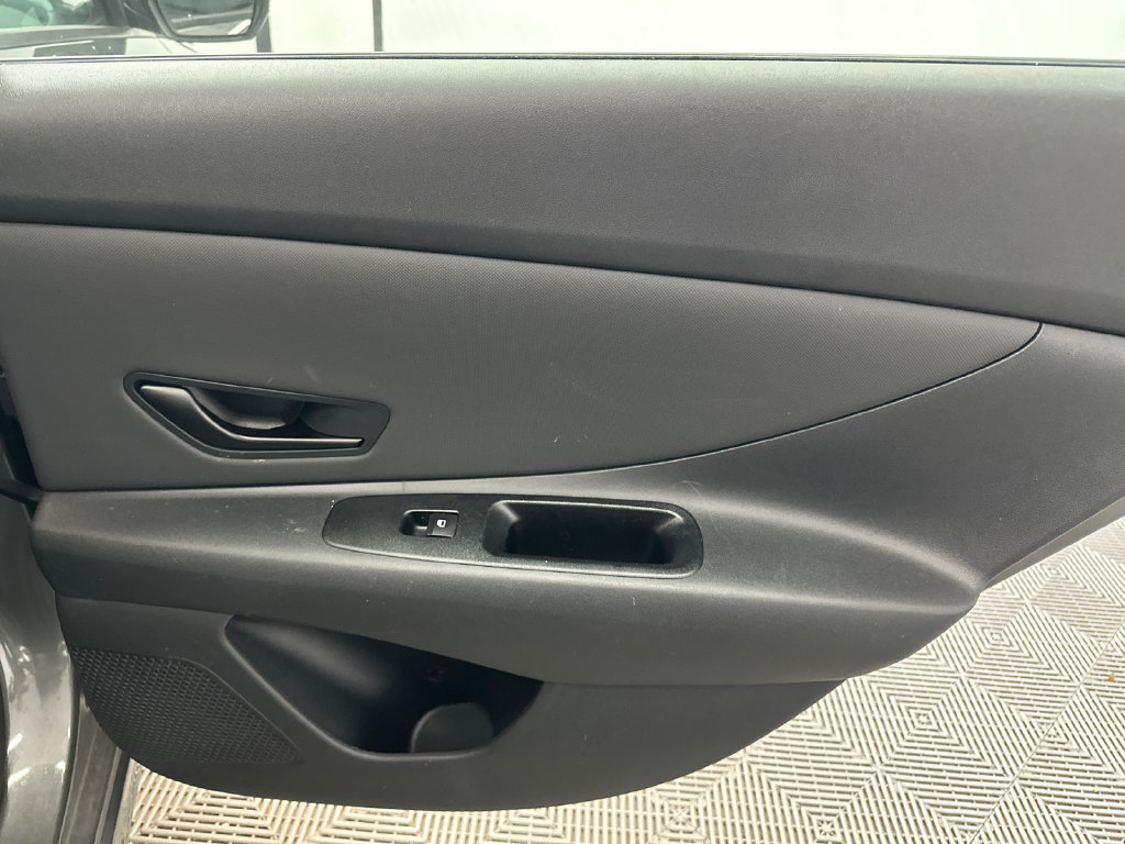 Used 2025 Hyundai Elantra SEL FWD image 14