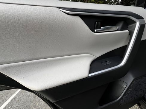 Used 2019 Toyota RAV4 XLE Premium image 31