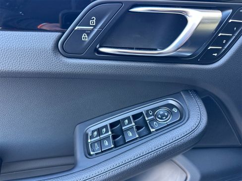 Used 2025 Porsche Macan image 12