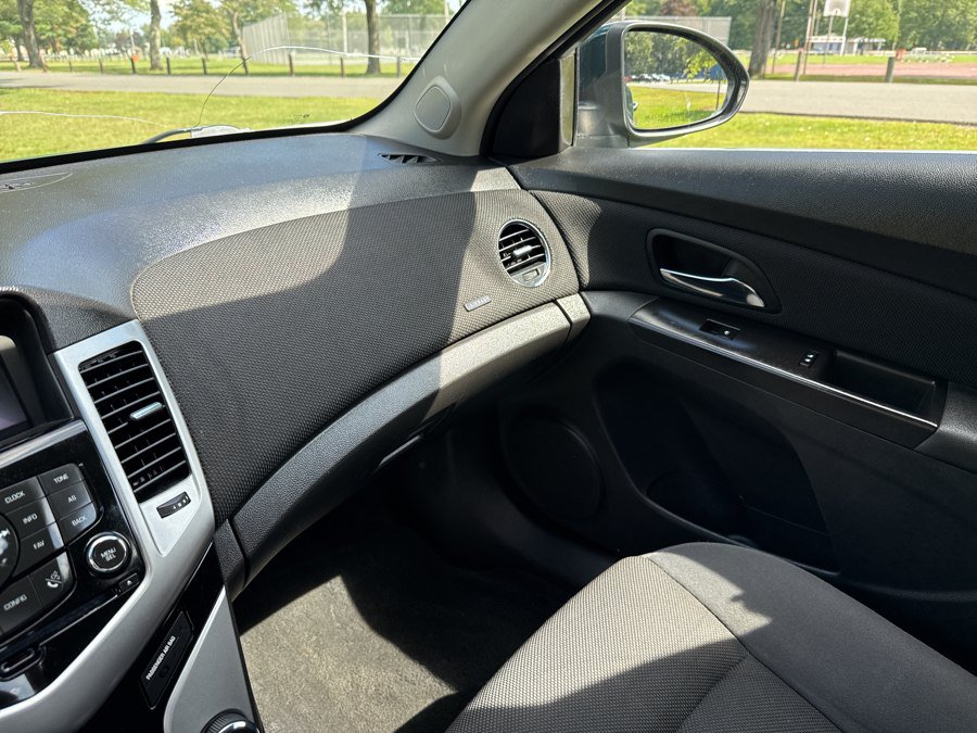 Used 2015 Chevrolet Cruze LT w/ Technology Package FWD image 34