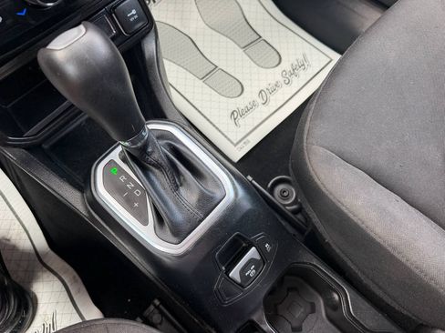 Used 2021 Jeep Renegade Latitude FWD image 19