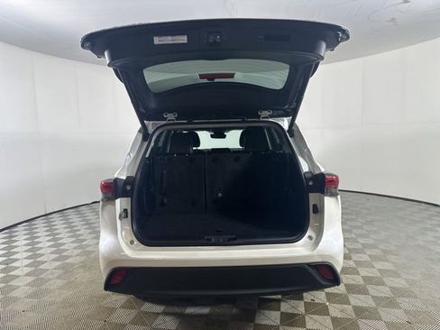 Used 2020 Toyota Highlander XLE AWD/4WD image 9