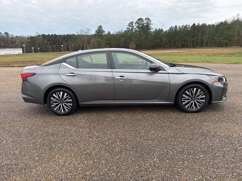 Used 2024 Nissan Altima 2.5 SV image 7
