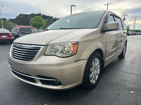 Used 2013 Chrysler Town & Country Touring image 3