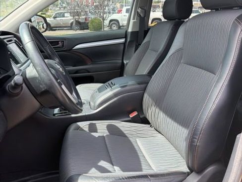 Used 2018 Toyota Highlander Plus FWD image 20