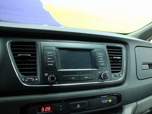 Used 2018 Kia Sedona L image 18