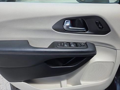 Used 2023 Chrysler Pacifica Touring-L FWD image 26