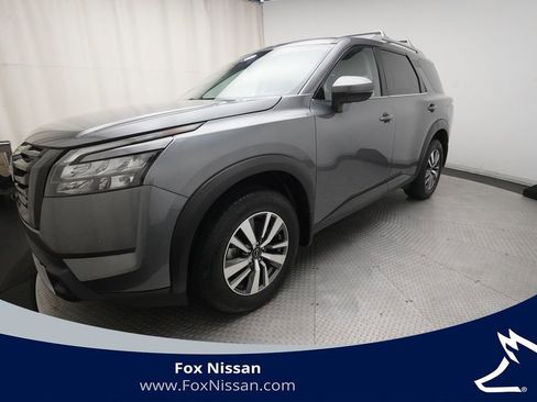 Used 2025 Nissan Pathfinder SL w/ Black Appearance Package AWD/4WD image 1