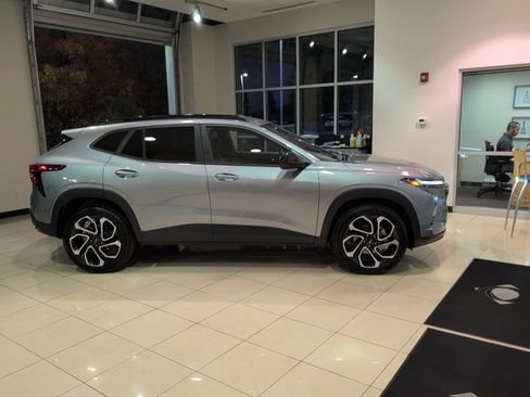 Used 2025 Chevrolet Trax RS w/ Driver Confidence Package image 6