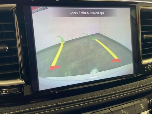 Used 2024 Chrysler Pacifica Select image 28