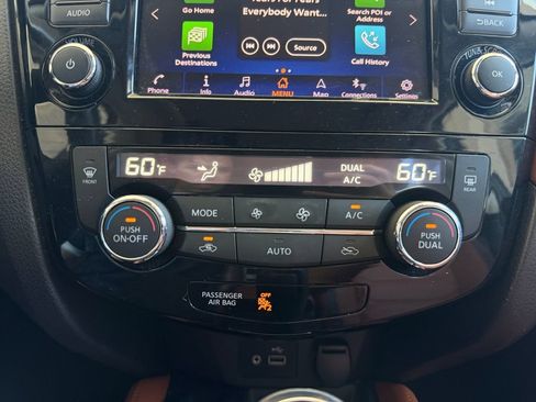 Used 2018 Nissan Rogue SL w/ Premium Package FWD image 17