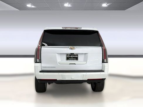 Used 2017 Cadillac Escalade Platinum RWD image 10