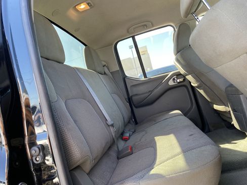 Used 2018 Nissan Frontier SV image 19