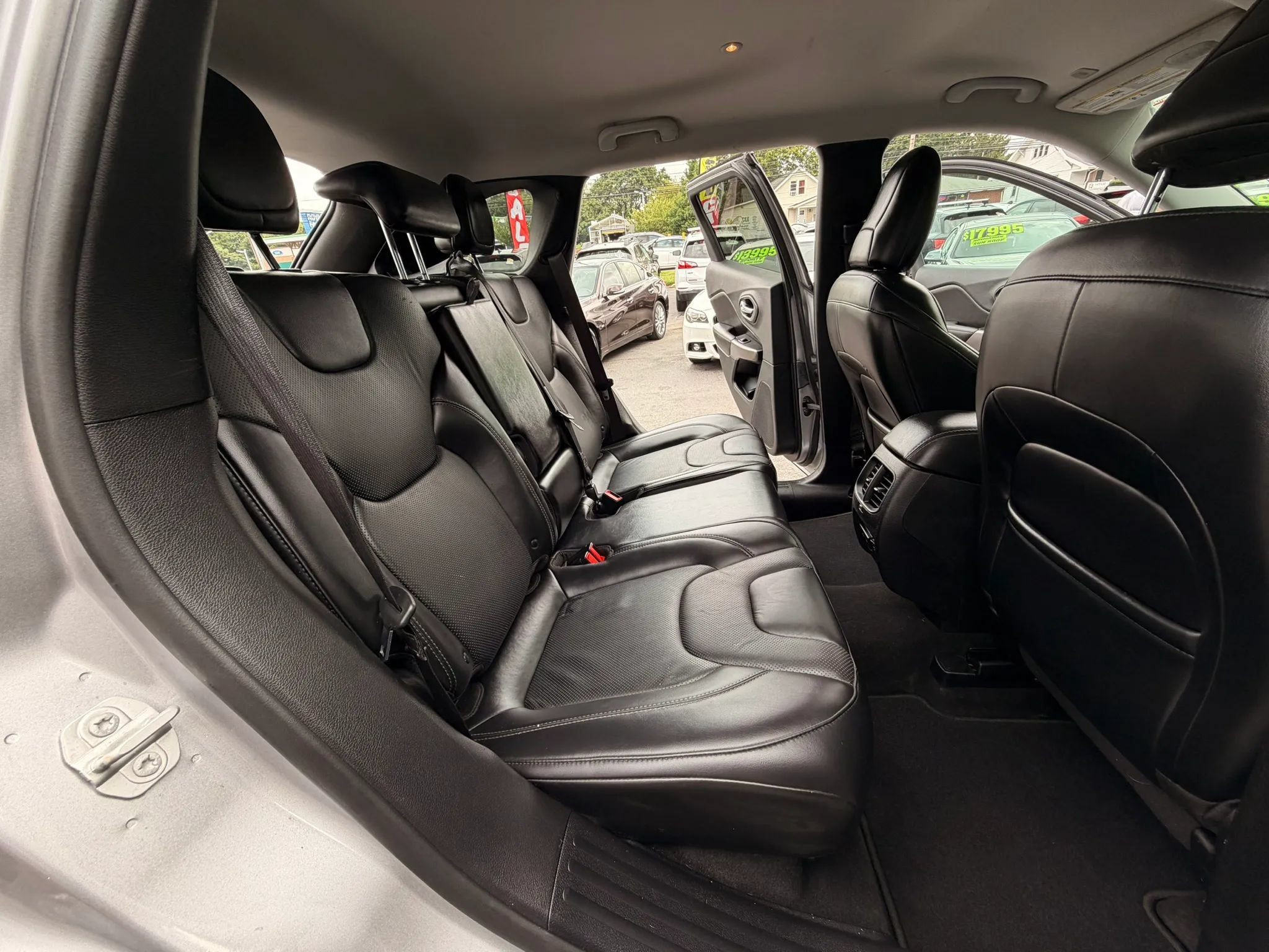 Used 2019 Jeep Cherokee Limited AWD/4WD image 13