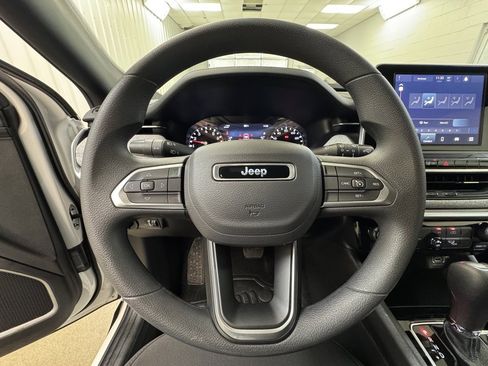 Used 2025 Jeep Compass Sport image 31