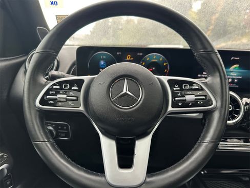 Used 2020 Mercedes-Benz GLB 250 4MATIC w/ Premium Package image 17