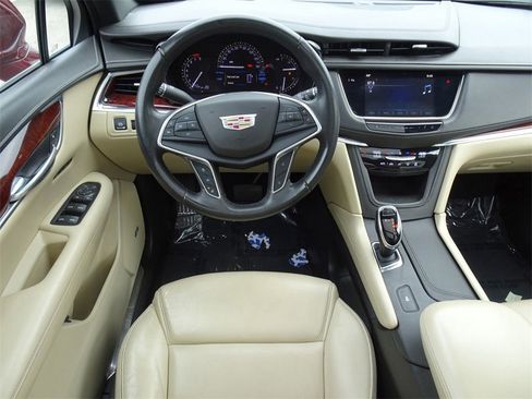 Used 2018 Cadillac XT5 Luxury w/ Driver Awareness Package image 15