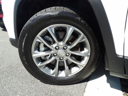 Used 2021 Jeep Cherokee Latitude Lux w/ Comfort/Convenience Group FWD image 28