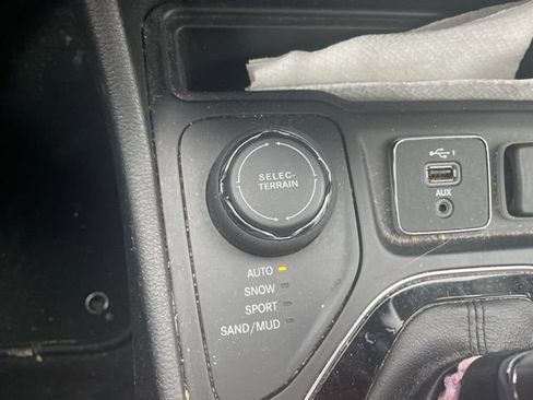 Used 2020 Jeep Cherokee Limited w/ Technology Group image 16