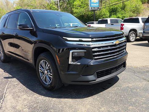 Used 2025 Chevrolet Traverse LT image 4