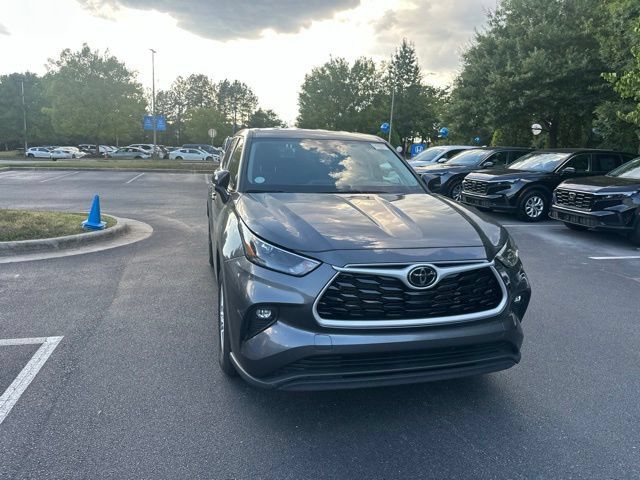 Used 2025 Toyota Highlander LE FWD image 9