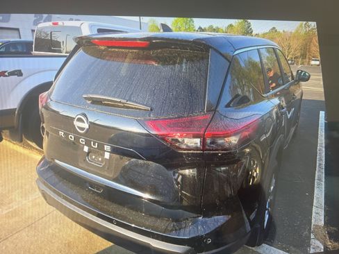 Used 2025 Nissan Rogue S image 2