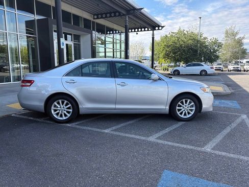 Used 2011 Toyota Camry XLE w/ SE/XLE Extra-Value Pkg FWD image 9