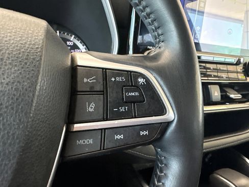 Used 2022 Toyota Highlander Limited FWD image 29